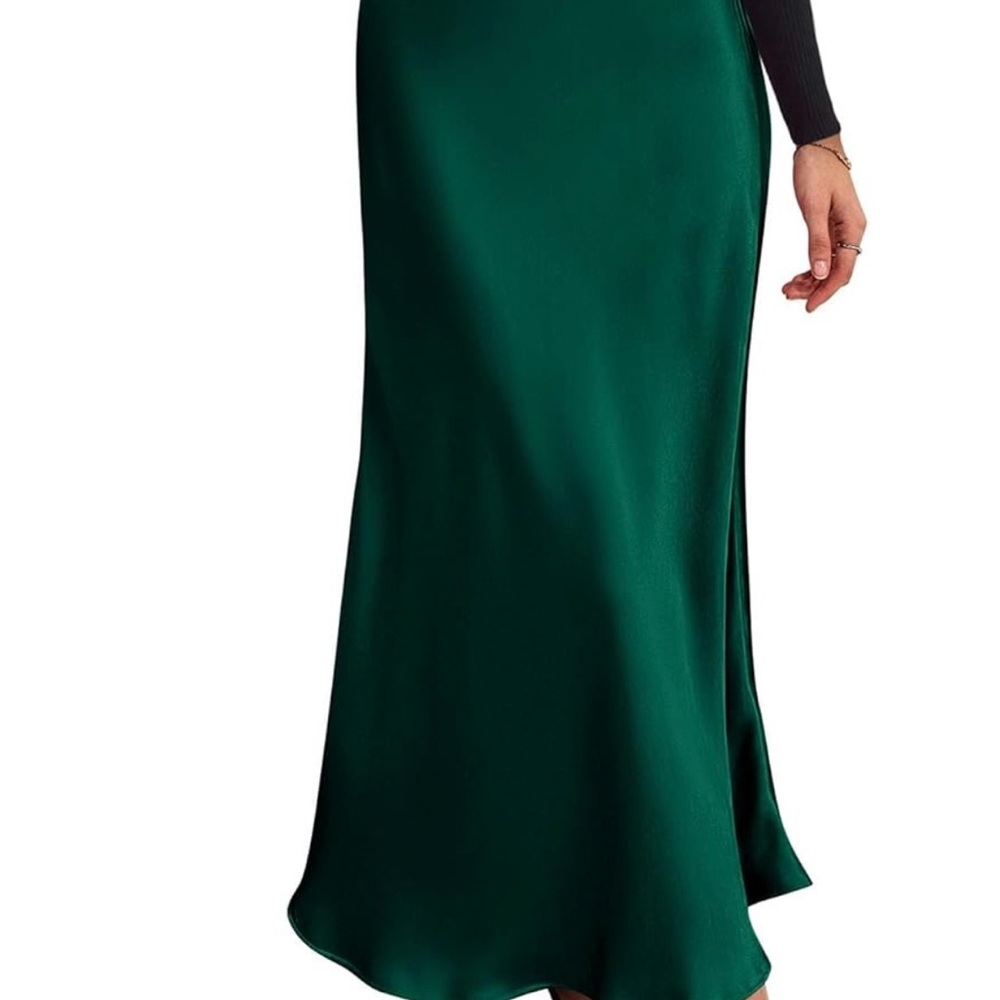 Chic Satin Midi Skirt in Emerald